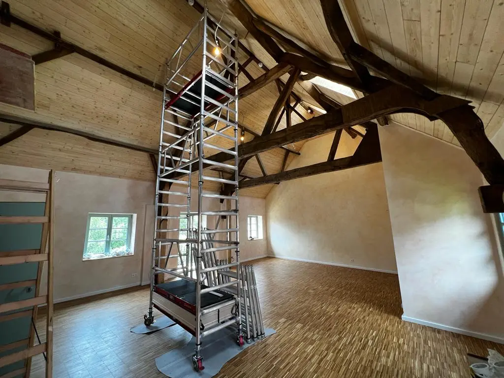 Detailansicht der Innenraumgestaltung mit natürlichen Materialien und Holzelementen
