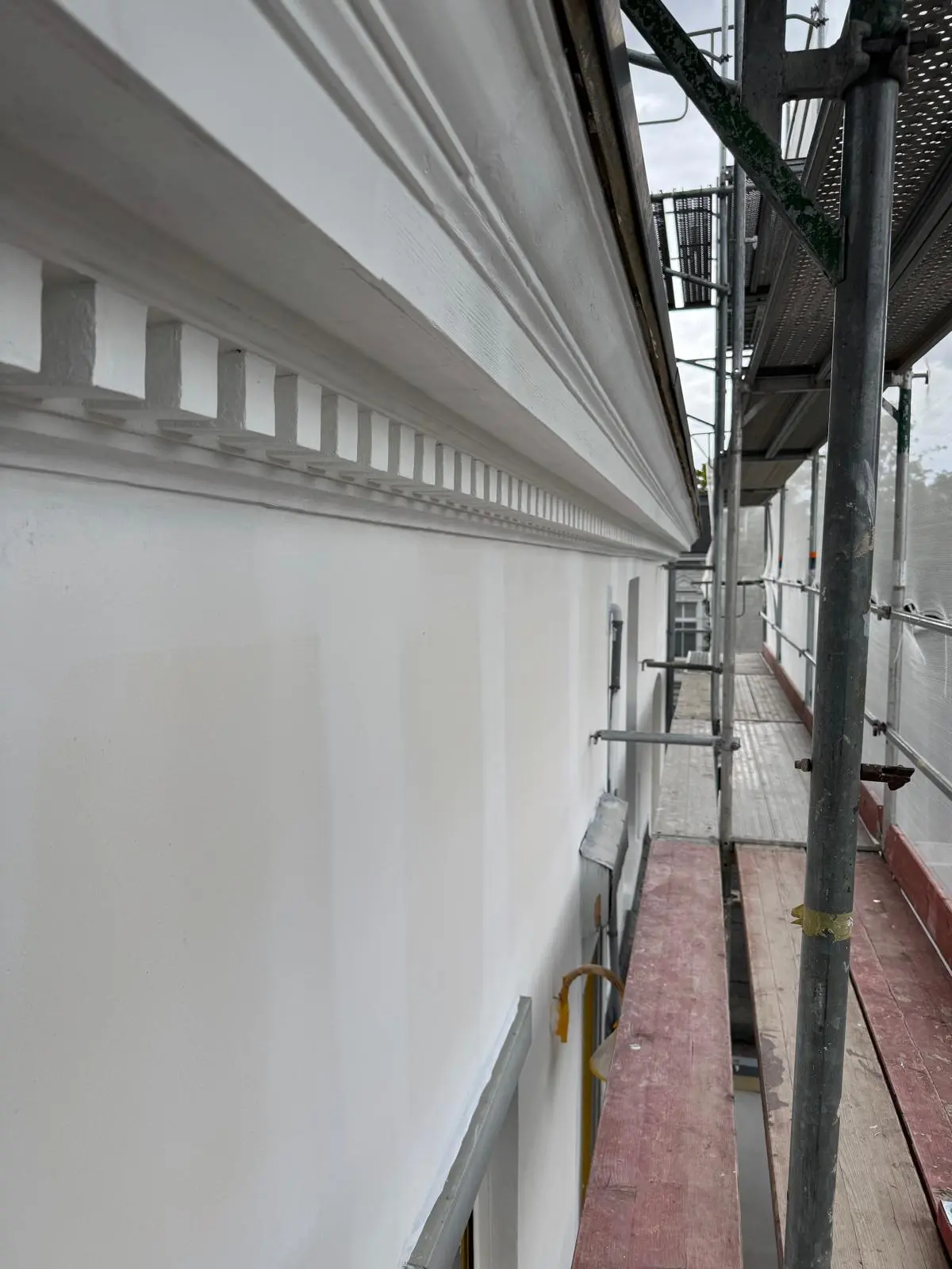 Frisch sanierte Außenmauer – Aussenarbeiten von farbDESIGN & WERKstatt