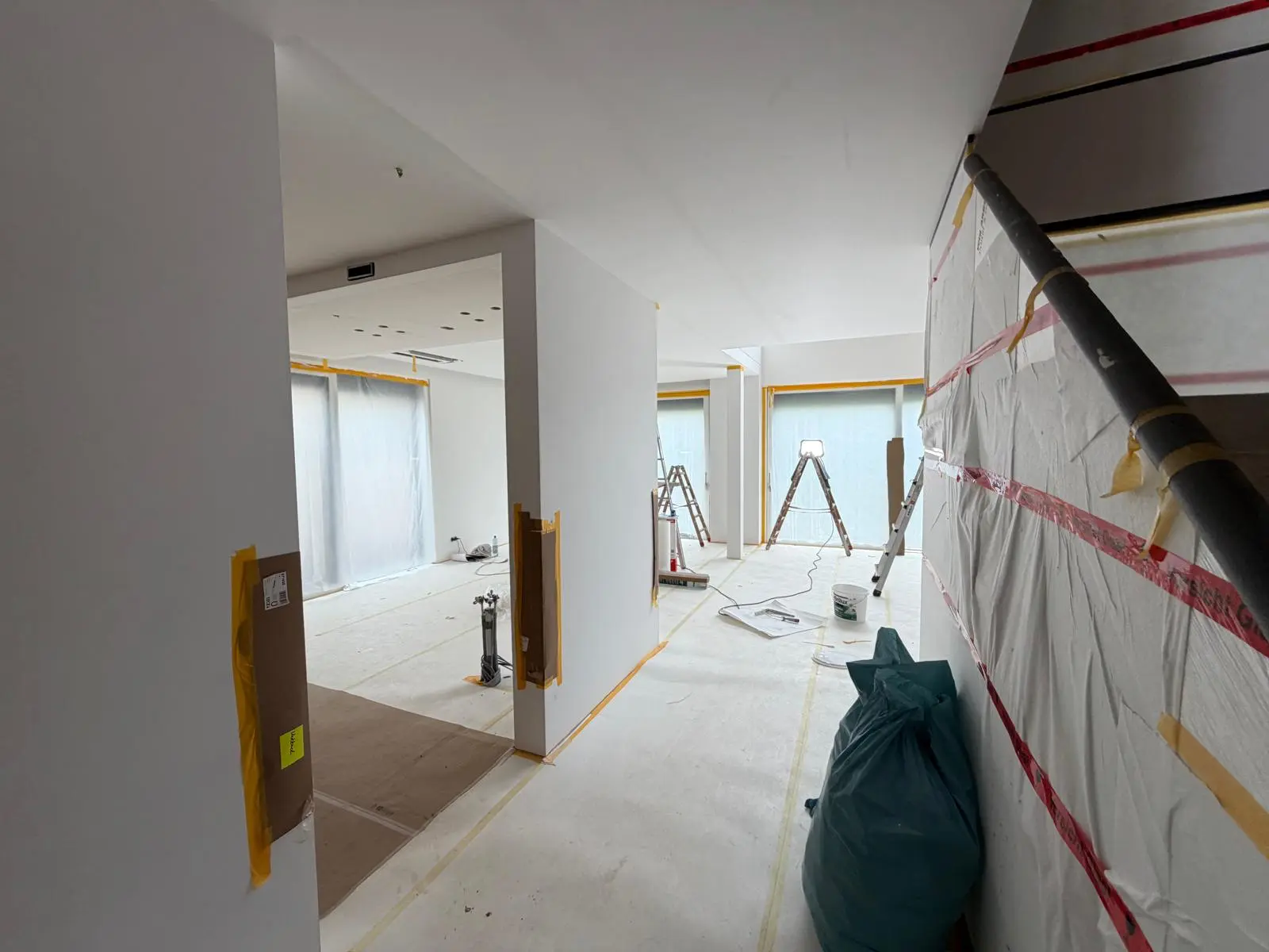 Schmiedeeisernes Geländer: Haftgrund im mehrstufigen Korrosionsschutz, Arbeiten auf der Balkonbrüstung.