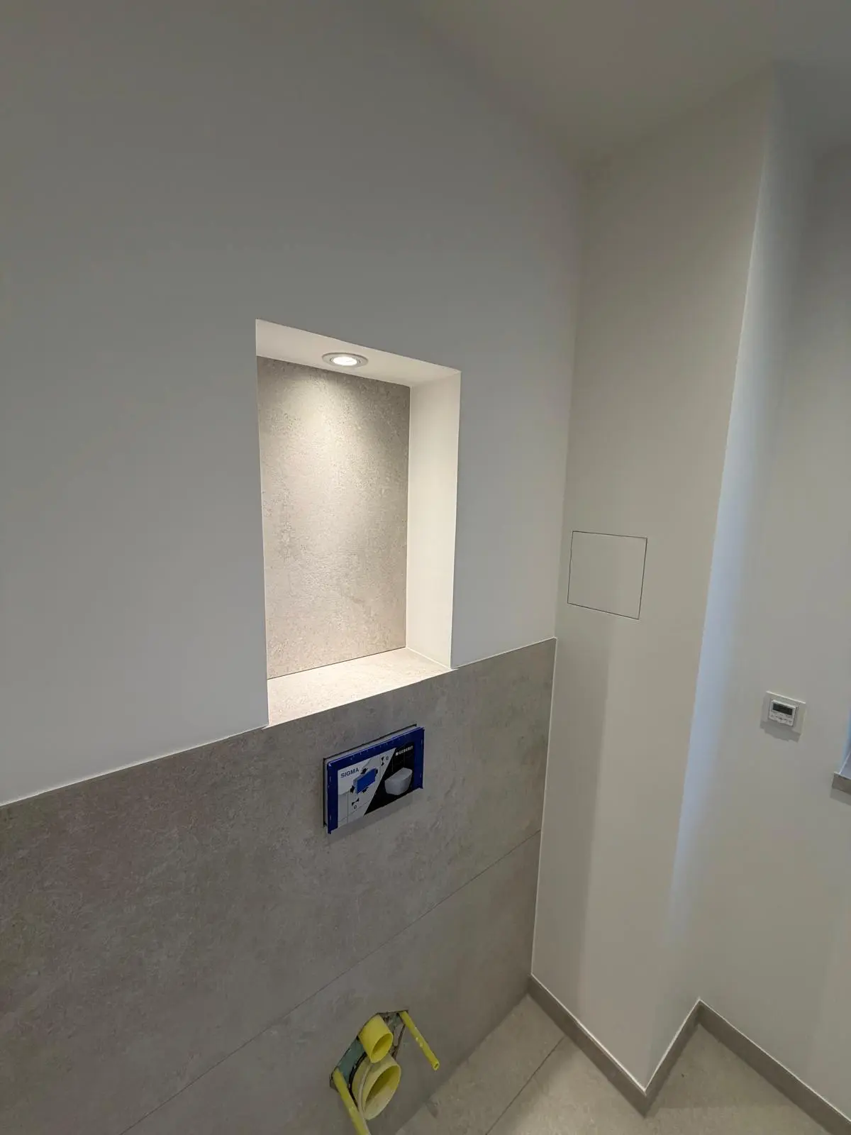 Wandnische mit Licht über WC-Vorwand – Sedashine Seidenmatt von farbDESIGN und WERKstatt, Badgestaltung Düsseldorf.