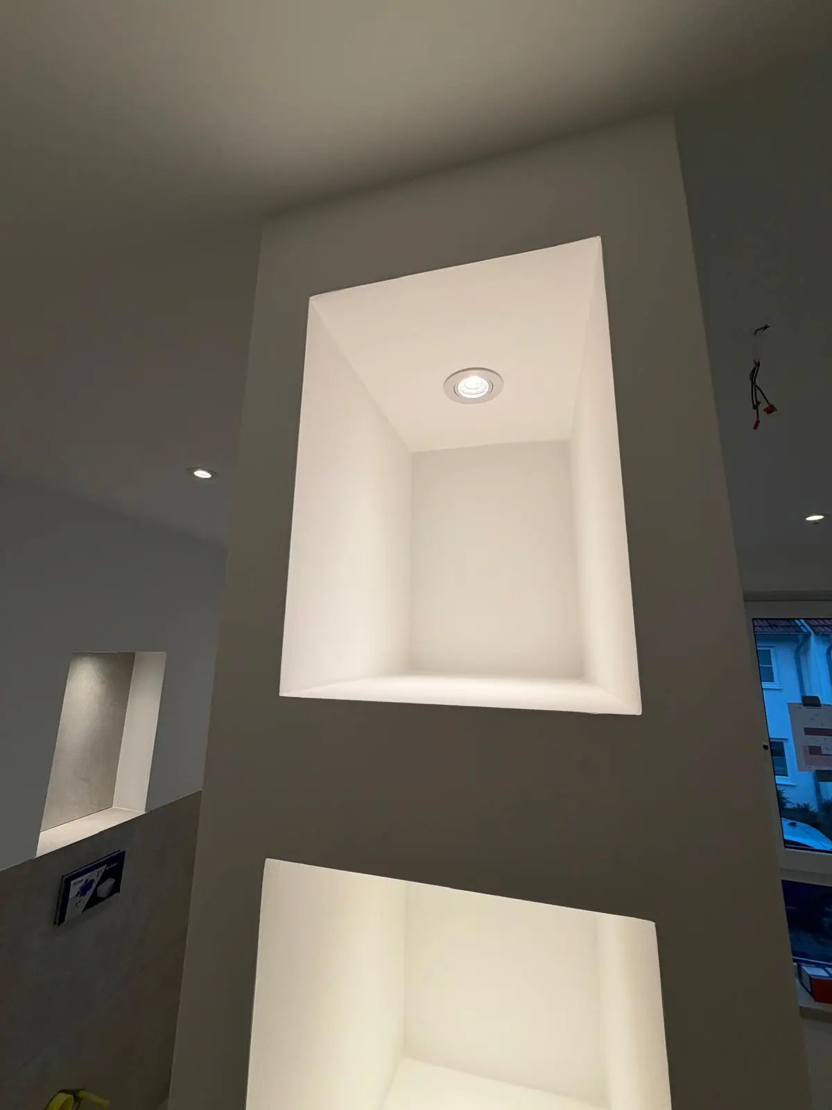 Detailaufnahme der Regalnische mit Sedashine Seidenmatt – Badgestaltung von farbDESIGN und WERKstatt aus Korschenbroich.