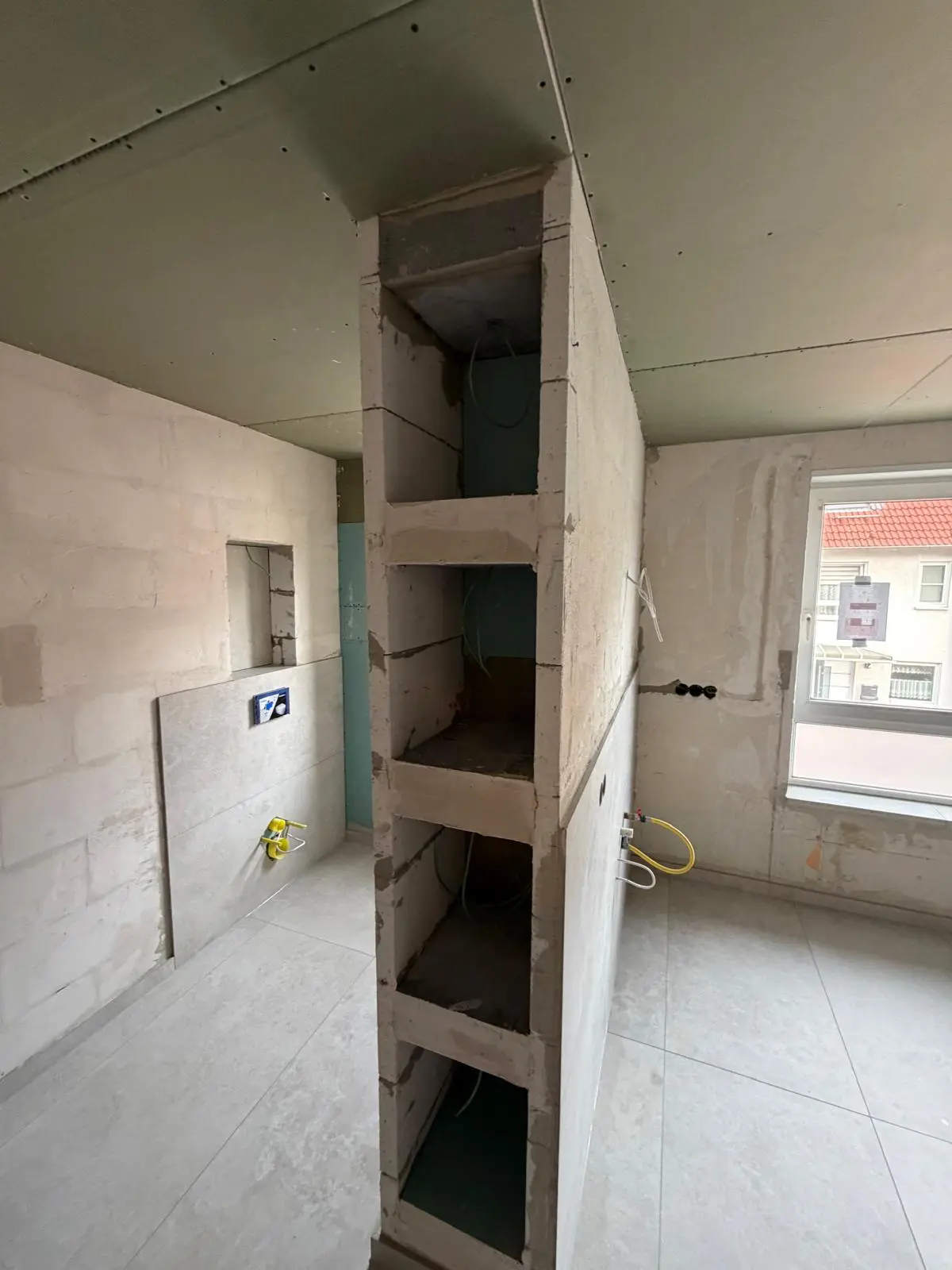 Rohbau der Regalwand vor Spachtel- und Malerarbeiten – Projekt farbDESIGN und WERKstatt Korschenbroich.